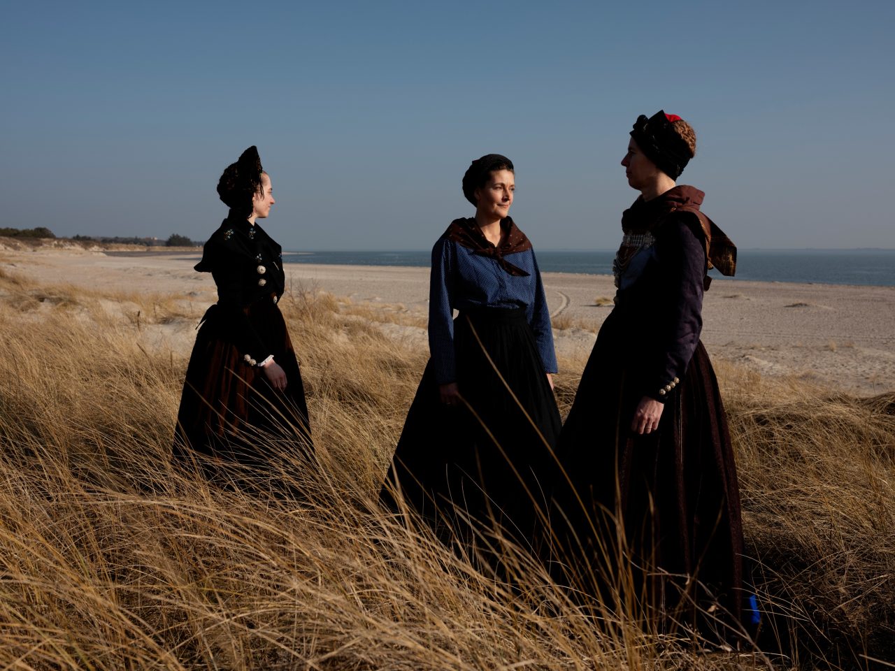 Foto Constanze Flamme, Friesinnen in Tracht in den Dünen