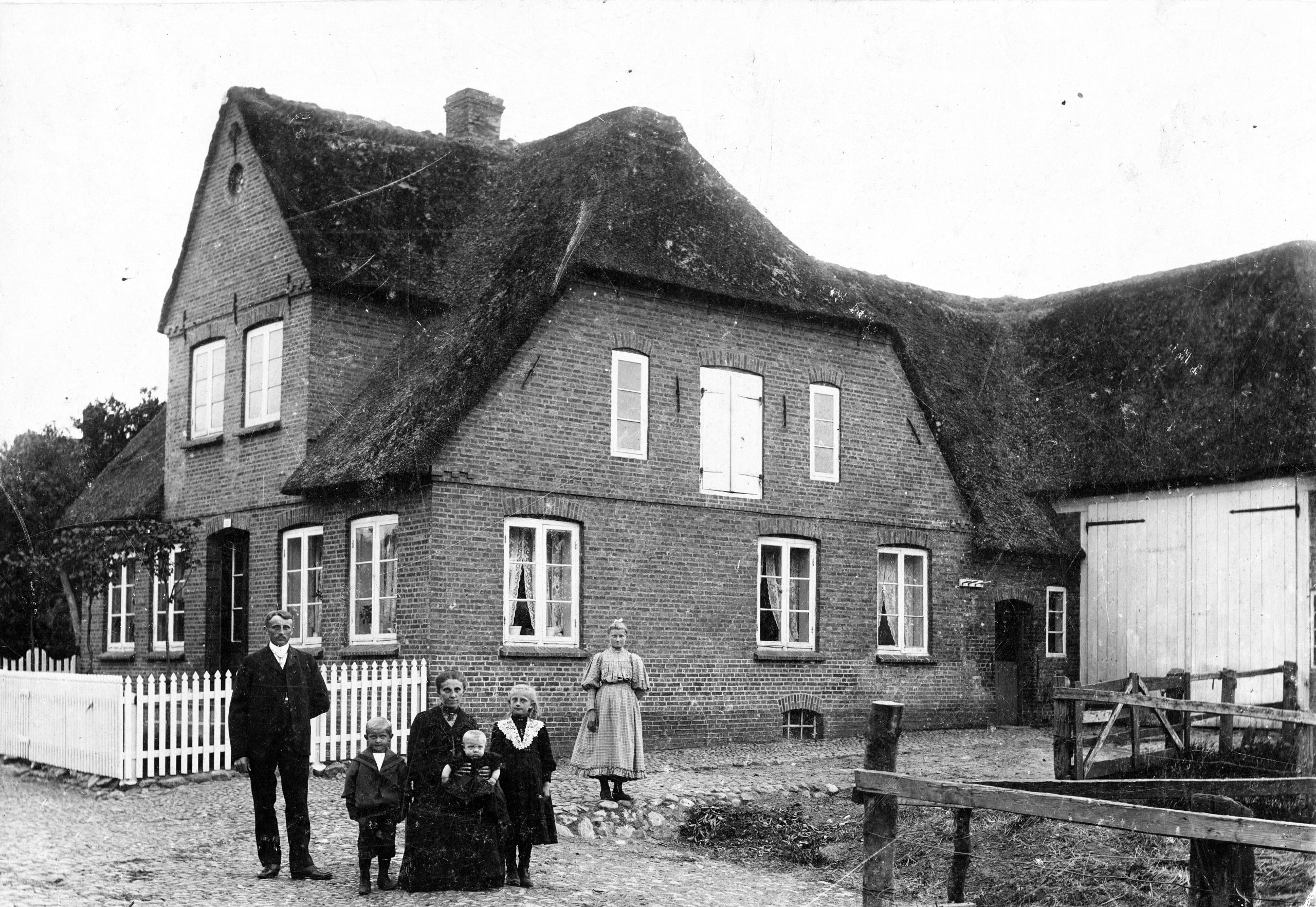 Die Familie Rörden mit Knecht und Dienstmädchen vor dem Haus, um 1900