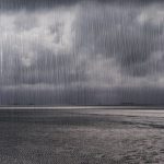 Miguel Rothschild, Sturm auf Föhr, 2024, C-Print auf Aludibond, Nylonfäden, 77 x 115 cm © VG Bild-Kunst, Bonn 2025