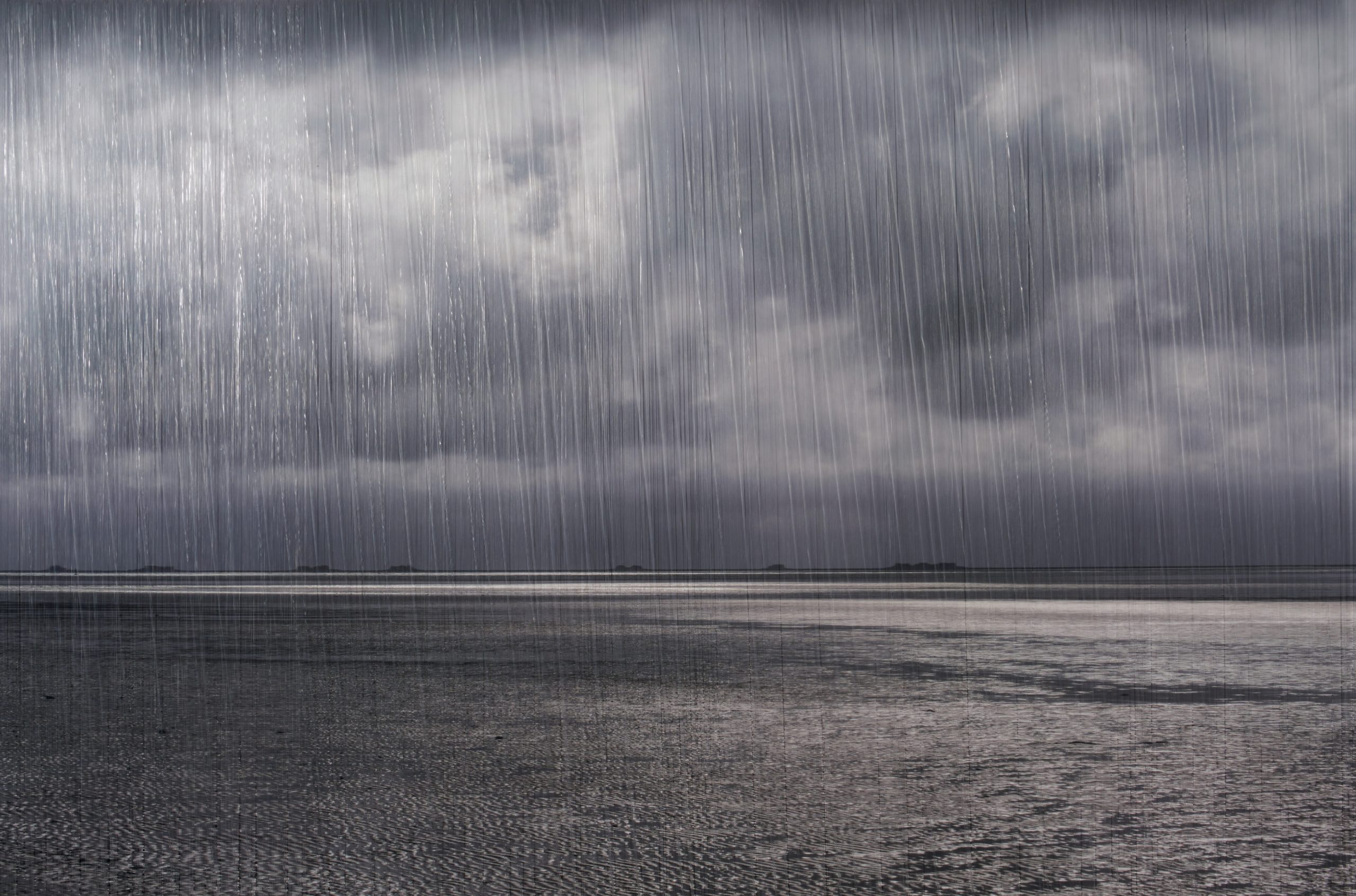 Miguel Rothschild, Sturm auf Föhr, 2024, C-Print auf Aludibond, Nylonfäden,