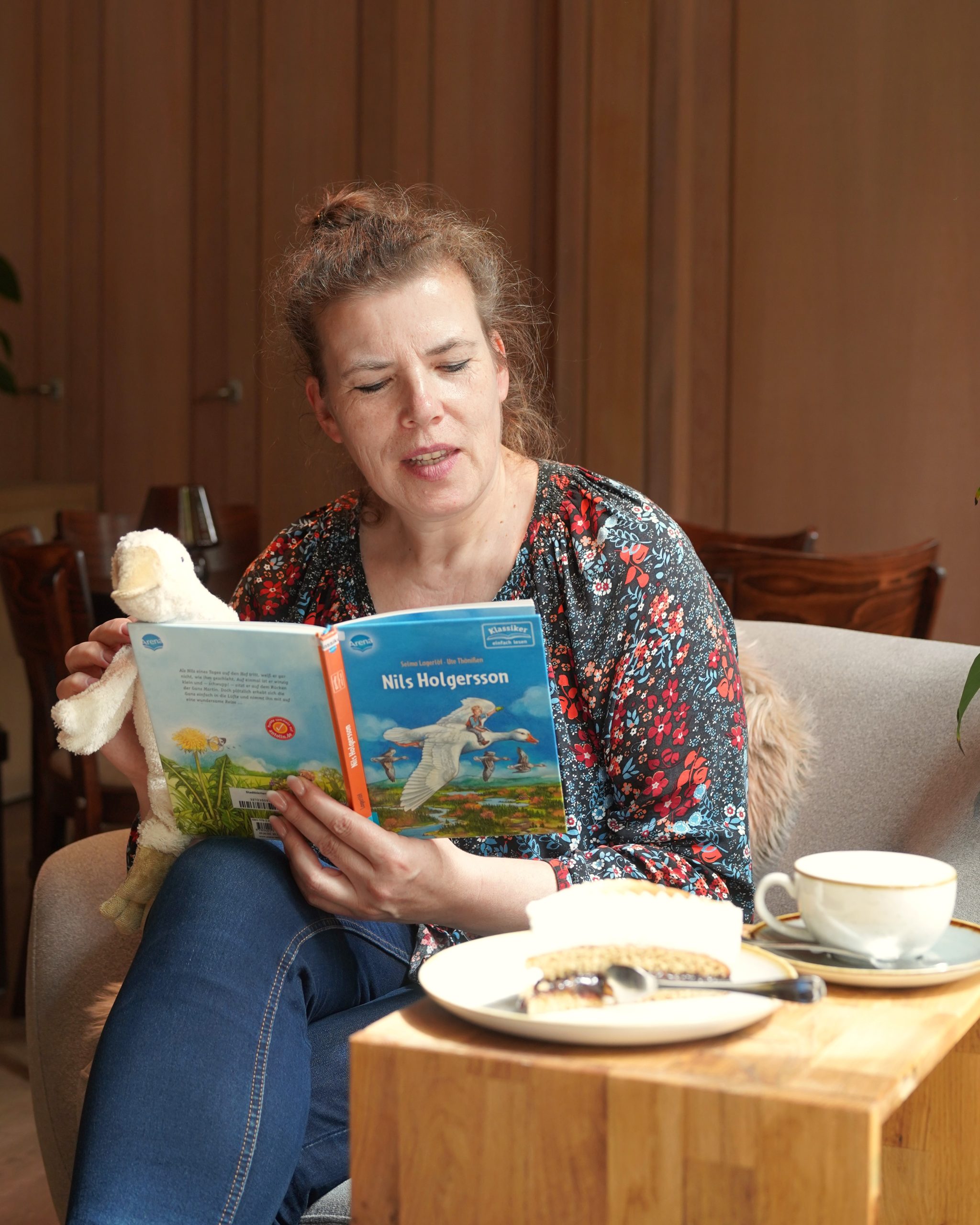 Kinderbuch vorlesen und Kuchen essen